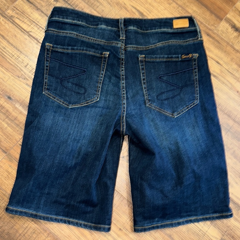Size 6 Seven7 Bermuda Jean Shorts Like New Condition